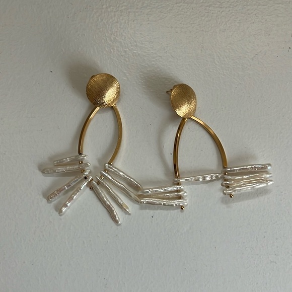 VTG 1980s brushed gold and pearl costume earrings - Picture 1 of 3